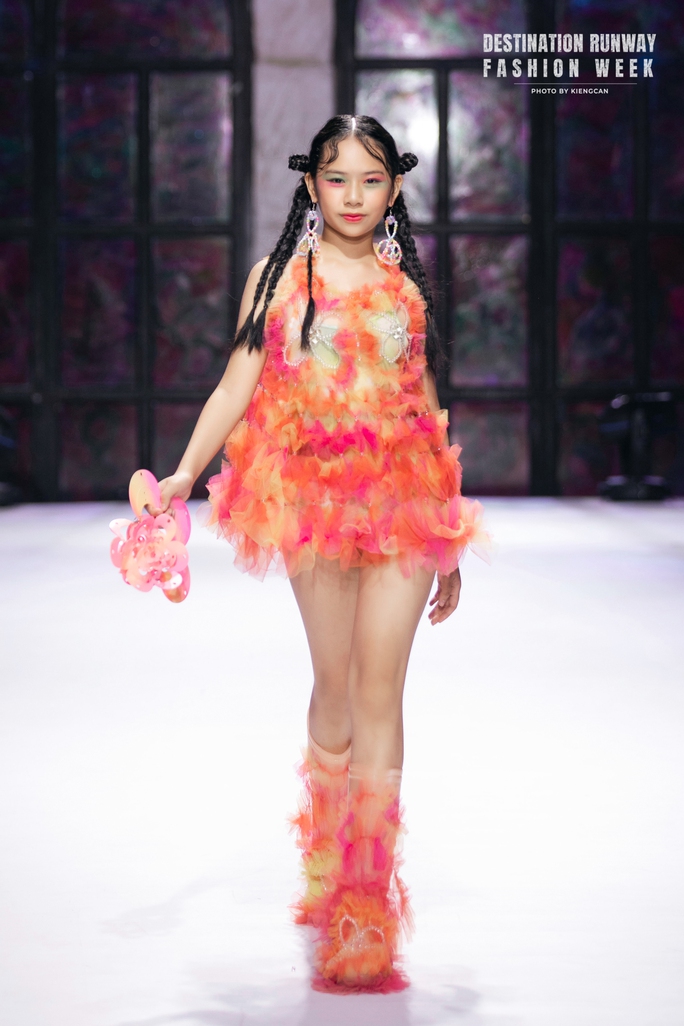 Loạt mẫu nhí nhà Xuân Lan tỏa sáng trên sàn catwalk - Ảnh 11. Loạt mẫu nhí nhà Xuân Lan tỏa sáng trên sàn catwalk - Ảnh 11.