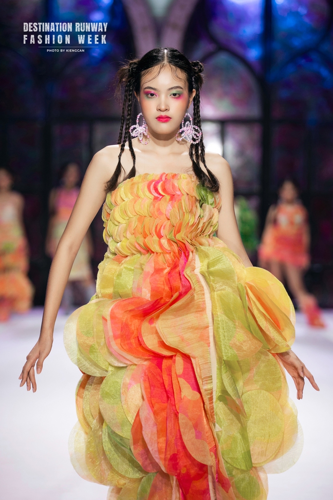 Loạt mẫu nhí nhà Xuân Lan tỏa sáng trên sàn catwalk - Ảnh 10. Loạt mẫu nhí nhà Xuân Lan tỏa sáng trên sàn catwalk - Ảnh 10.