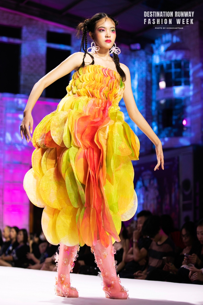 Loạt mẫu nhí nhà Xuân Lan tỏa sáng trên sàn catwalk - Ảnh 9. Loạt mẫu nhí nhà Xuân Lan tỏa sáng trên sàn catwalk - Ảnh 9.