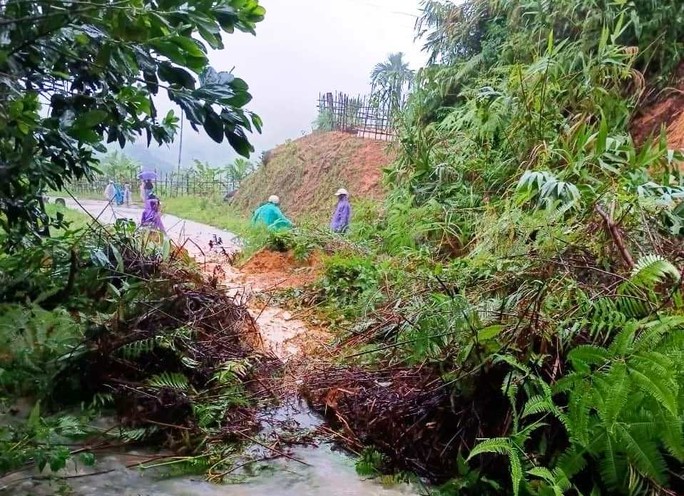 Quảng Ngãi: Mưa lũ diễn biến phức tạp, tỉnh ra công điện khẩn ứng phó - Ảnh 4.