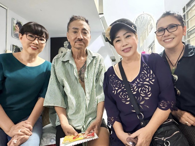 Nam diễn viên bị ung thư máu, cô đơn trên giường bệnh - Ảnh 3. Nam diễn viên bị ung thư máu, cô đơn trên giường bệnh - Ảnh 3.