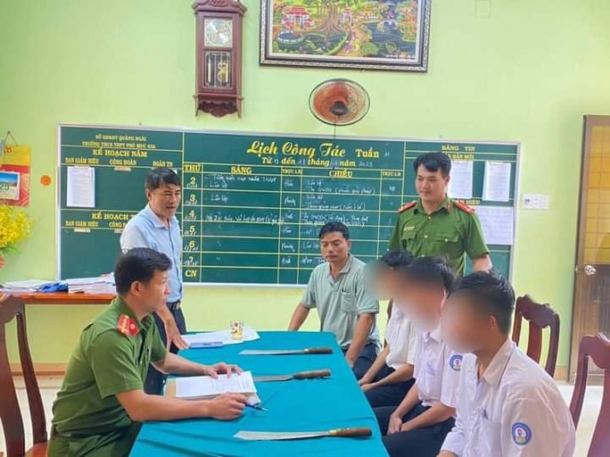 3 học sinh lớp 11 mang dao đến trường đánh nhau - Ảnh 1. 3 học sinh lớp 11 mang dao đến trường đánh nhau - Ảnh 1.