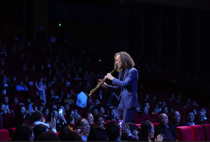 Kenny G mê hoặc khán giả bằng những giai điệu bất hủ - Ảnh 1.