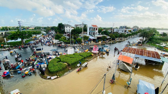 Nắng lên, phố cổ Hội An vẫn ngập nặng, người dân đi lại bằng thuyền - Ảnh 3.