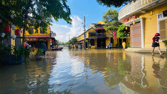 Nắng lên, phố cổ Hội An vẫn ngập nặng, người dân đi lại bằng thuyền - Ảnh 7.