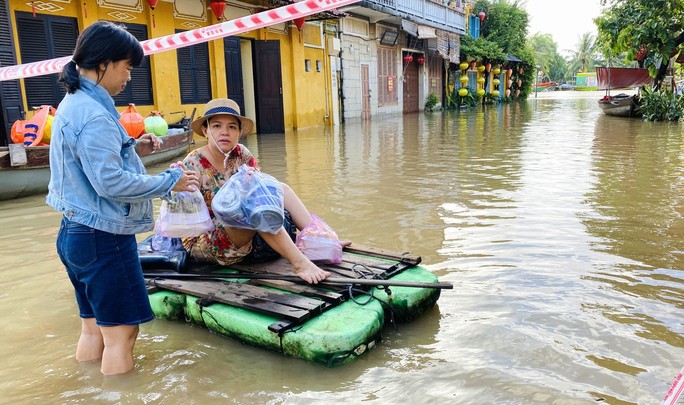 Nắng lên, phố cổ Hội An vẫn ngập nặng, người dân đi lại bằng thuyền - Ảnh 13.