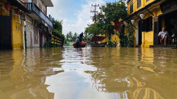 Nắng lên, phố cổ Hội An vẫn ngập nặng, người dân đi lại bằng thuyền - Ảnh 15.