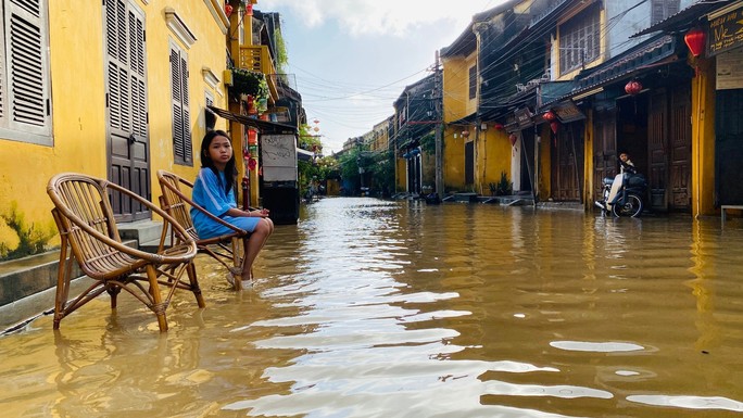 Nắng lên, phố cổ Hội An vẫn ngập nặng, người dân đi lại bằng thuyền - Ảnh 11.