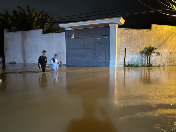 Nha Trang: Lũ về bất ngờ, người dân hối hả di dời đồ đạc trong đêm khuya - Ảnh 14. Nha Trang: Lũ về bất ngờ, người dân hối hả di dời đồ đạc trong đêm khuya - Ảnh 14.