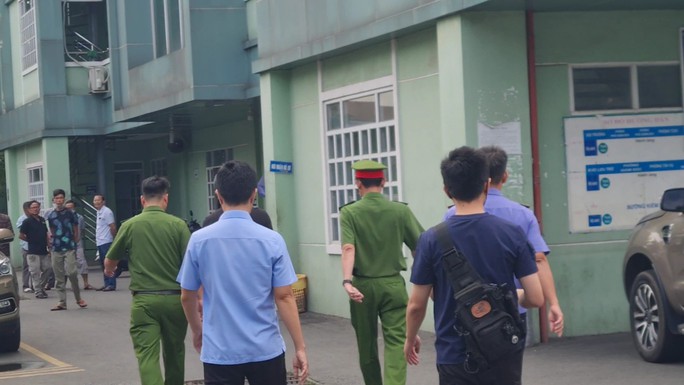 Cảnh sát khám xét trung tâm đăng kiểm lớn nhất Đồng Nai