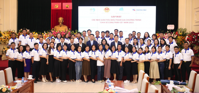 Bộ GD-ĐT gặp mặt 58 thầy cô tiêu biểu - Ảnh 1. Bộ GD-ĐT gặp mặt 58 thầy cô tiêu biểu - Ảnh 1.