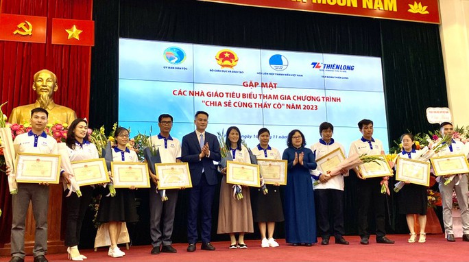 Bộ GD-ĐT gặp mặt 58 thầy cô tiêu biểu - Ảnh 3. Bộ GD-ĐT gặp mặt 58 thầy cô tiêu biểu - Ảnh 3.