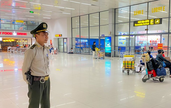Truy tìm chiếc balô chứa 100 triệu đồng ở sân bay - Ảnh 1. Truy tìm chiếc balô chứa 100 triệu đồng ở sân bay - Ảnh 1.