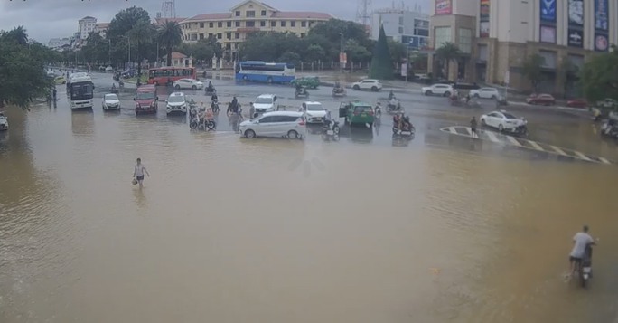 Nước sông Hương đang rút nhưng cảnh báo tái ngập - Ảnh 1. Nước sông Hương đang rút nhưng cảnh báo tái ngập - Ảnh 1.