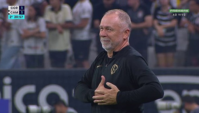 Khoảnh khắc lập dị của thủ môn Cassio khiến cộng đồng mạng phát sốt - Ảnh 3.