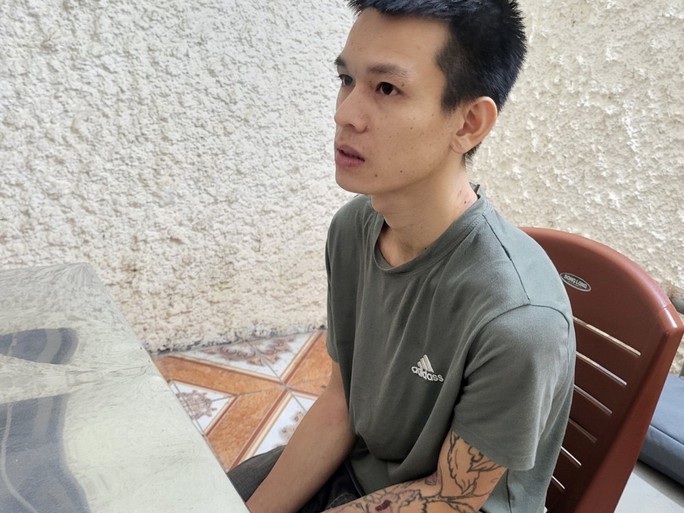 Khởi tố kẻ dùng kéo đâm trọng thương thượng uý công an - Ảnh 1. Khởi tố kẻ dùng kéo đâm trọng thương thượng uý công an - Ảnh 1.