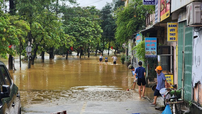 Nước sông Hương đang rút nhưng cảnh báo tái ngập - Ảnh 4. Nước sông Hương đang rút nhưng cảnh báo tái ngập - Ảnh 4.