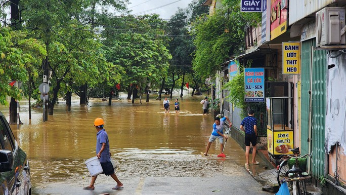 Nước sông Hương đang rút nhưng cảnh báo tái ngập - Ảnh 7. Nước sông Hương đang rút nhưng cảnh báo tái ngập - Ảnh 7.