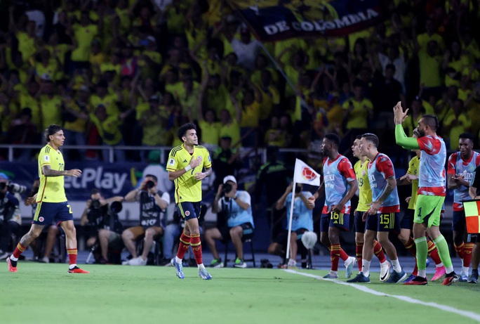 Messi thành tội đồ Argentina, Colombia ngược dòng Brazil duy trì mạch bất bại - Ảnh 4.