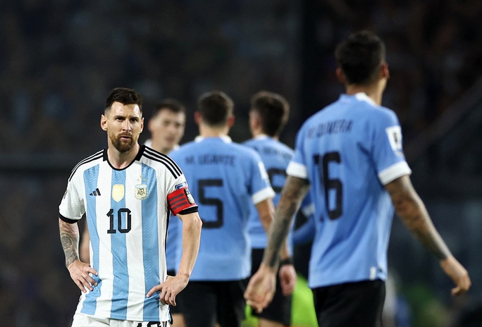 Messi thành tội đồ Argentina, Colombia ngược dòng Brazil duy trì mạch bất bại - Ảnh 3.