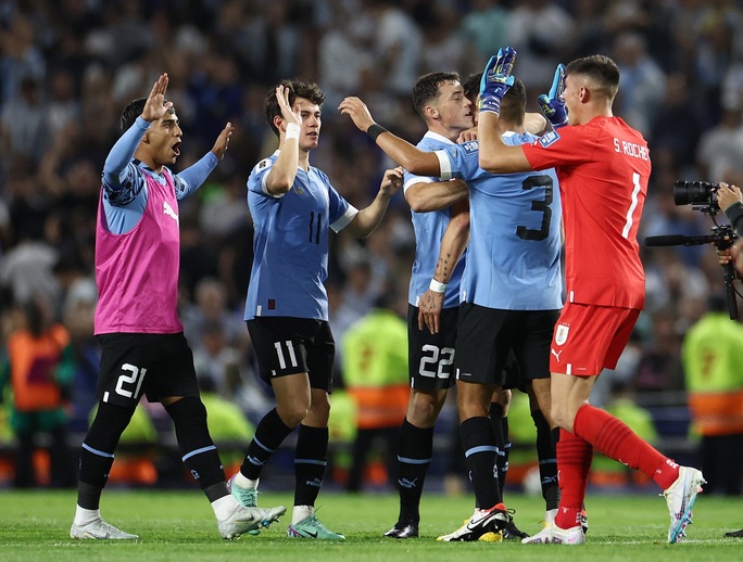 Messi thành tội đồ Argentina, Colombia ngược dòng Brazil duy trì mạch bất bại - Ảnh 2.