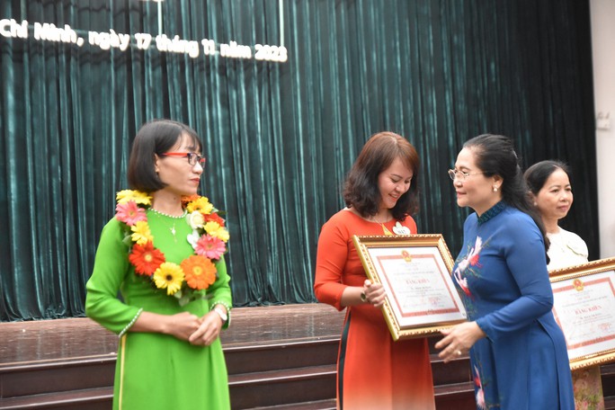 Mong thầy cô cháy hết mình với sự nghiệp trồng người - Ảnh 1. Mong thầy cô cháy hết mình với sự nghiệp trồng người - Ảnh 1.