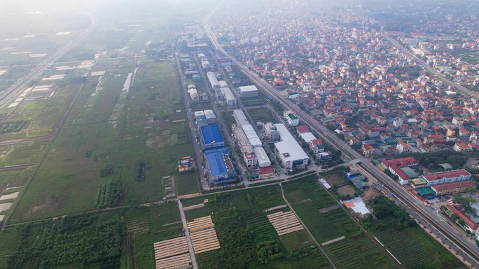 Cận cảnh loạt biệt thự mọc bên trong cụm công nghiệp làng nghề ở Hà Nội - Ảnh 1.