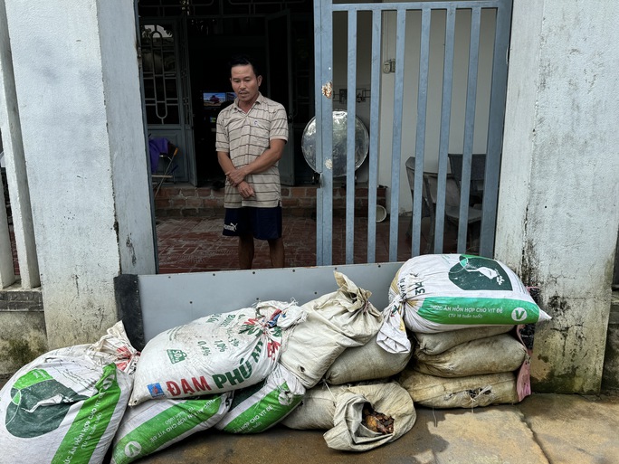 Vụ bùn ùn ùn tràn vào nhà dân ở Đà Nẵng: Mỏi mòn chờ hỗ trợ - Ảnh 1.