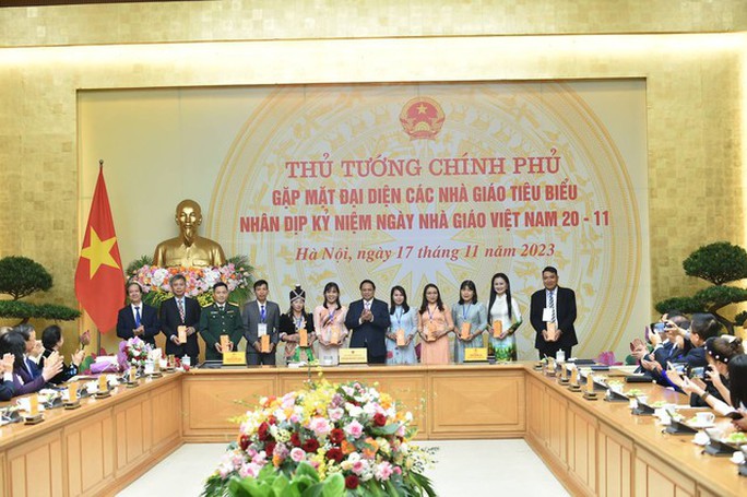 Thủ tướng: Chung sức với các thầy cô trong sự nghiệp trồng người - Ảnh 1. Thủ tướng: Chung sức với các thầy cô trong sự nghiệp trồng người - Ảnh 1.