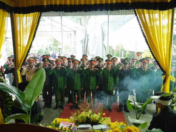 Truy tặng Huy hiệu Tuổi trẻ dũng cảm cho Đại uý Trần Trung Hiếu - Ảnh 2. Truy tặng Huy hiệu Tuổi trẻ dũng cảm cho Đại uý Trần Trung Hiếu - Ảnh 2.