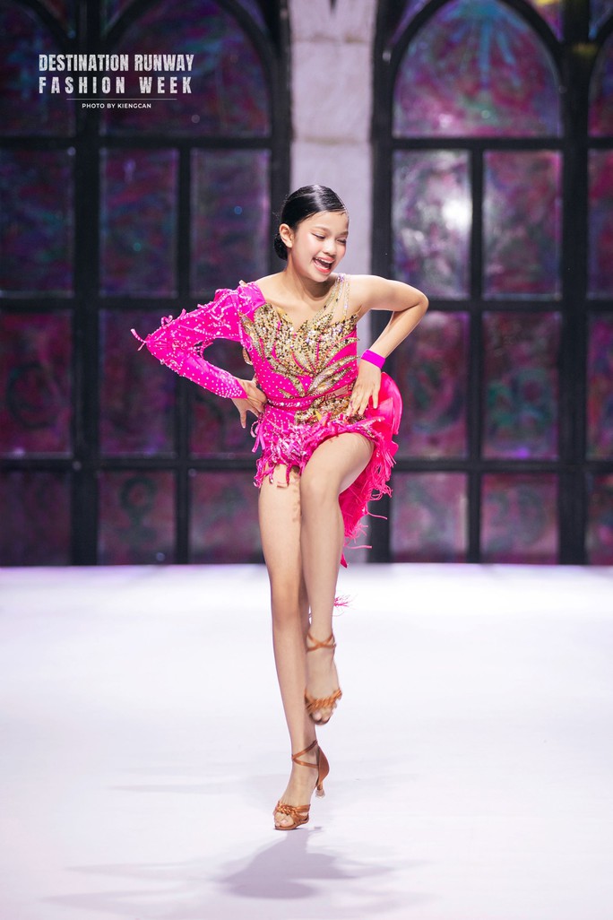 Mẫu nhí nhảy dancesport trên sàn runway gây sốt mạng xã hội - Ảnh 8. Mẫu nhí nhảy dancesport trên sàn runway gây sốt mạng xã hội - Ảnh 8.