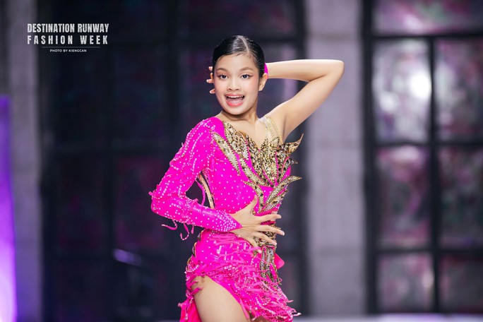 Mẫu nhí nhảy dancesport trên sàn runway gây sốt mạng xã hội - Ảnh 3. Mẫu nhí nhảy dancesport trên sàn runway gây sốt mạng xã hội - Ảnh 3.