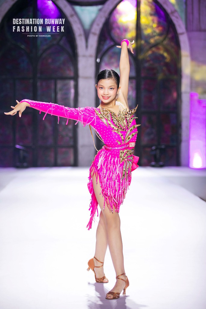 Mẫu nhí nhảy dancesport trên sàn runway gây sốt mạng xã hội - Ảnh 6. Mẫu nhí nhảy dancesport trên sàn runway gây sốt mạng xã hội - Ảnh 6.