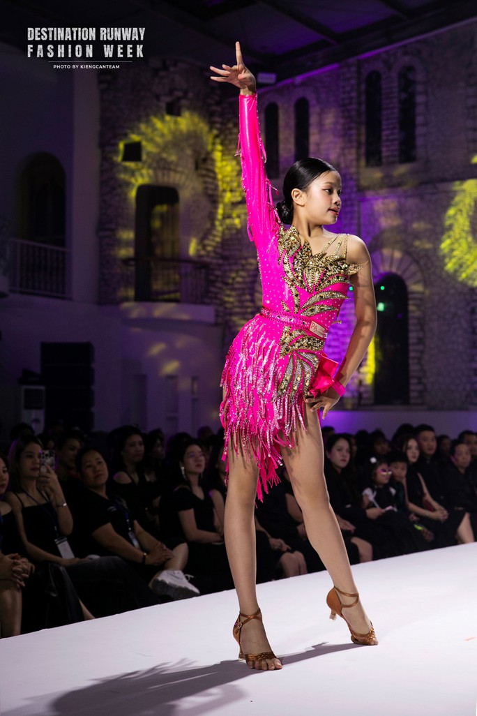 Mẫu nhí nhảy dancesport trên sàn runway gây sốt mạng xã hội - Ảnh 7. Mẫu nhí nhảy dancesport trên sàn runway gây sốt mạng xã hội - Ảnh 7.