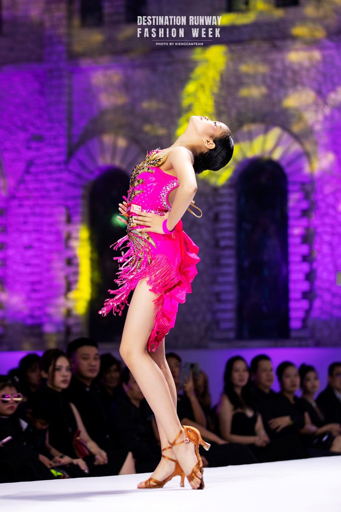 Mẫu nhí nhảy dancesport trên sàn runway gây sốt mạng xã hội - Ảnh 1. Mẫu nhí nhảy dancesport trên sàn runway gây sốt mạng xã hội - Ảnh 1.