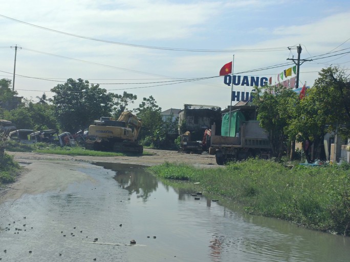 CLIP: Tuyến đường dài gần 3 km đầu tư hàng trăm tỉ đồng biến thành kênh - Ảnh 11. CLIP: Tuyến đường dài gần 3 km đầu tư hàng trăm tỉ đồng biến thành kênh - Ảnh 11.