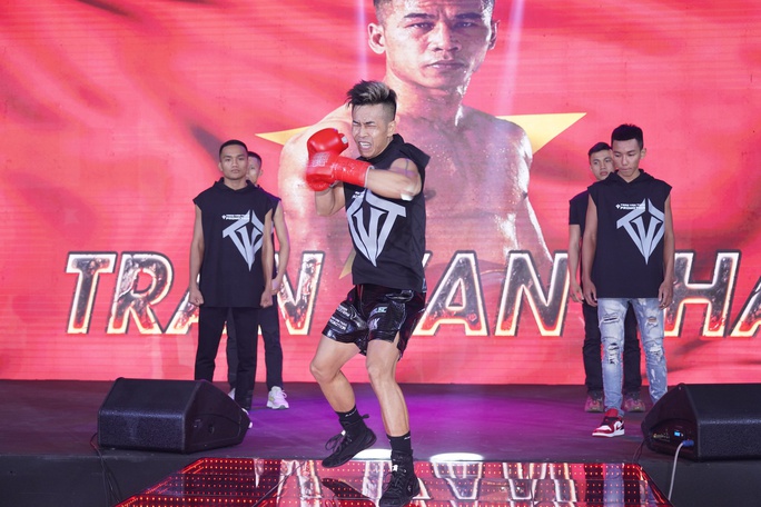 Mưa knock-out WBO Global Title Match, Trần Văn Thảo thắng kịch tính võ sĩ người Mexico - Ảnh 1. Mưa knock-out WBO Global Title Match, Trần Văn Thảo thắng kịch tính võ sĩ người Mexico - Ảnh 1.