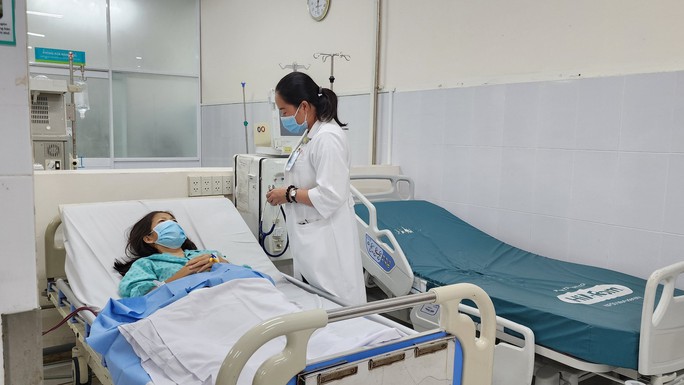 Nam thanh niên bụng to như bầu 6 tháng vì bỏ điều trị thận - Ảnh 3.