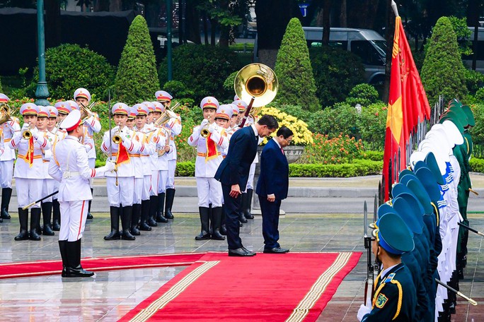 Cận cảnh Thủ tướng Phạm Minh Chính đón Thủ tướng Hà Lan - Ảnh 5. Cận cảnh Thủ tướng Phạm Minh Chính đón Thủ tướng Hà Lan - Ảnh 5.