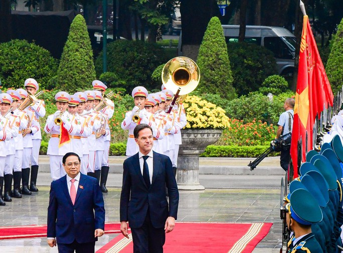 Cận cảnh Thủ tướng Phạm Minh Chính đón Thủ tướng Hà Lan - Ảnh 7. Cận cảnh Thủ tướng Phạm Minh Chính đón Thủ tướng Hà Lan - Ảnh 7.