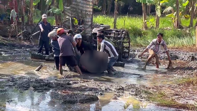 Người đàn ông bị máy cày lật đè tử vong - Ảnh 1. Người đàn ông bị máy cày lật đè tử vong - Ảnh 1.