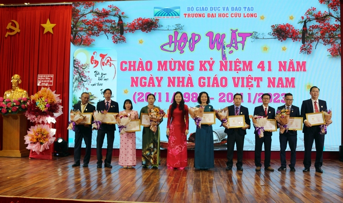 Trường Đại học Cửu Long họp mặt kỷ niệm 41 năm Ngày Nhà giáo Việt Nam - Ảnh 4. Trường Đại học Cửu Long họp mặt kỷ niệm 41 năm Ngày Nhà giáo Việt Nam - Ảnh 4.