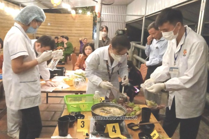 Ngộ độc thực phẩm: Chuyên gia nêu dấu hiệu và cách xử trí - Ảnh 2. Ngộ độc thực phẩm: Chuyên gia nêu dấu hiệu và cách xử trí - Ảnh 2.