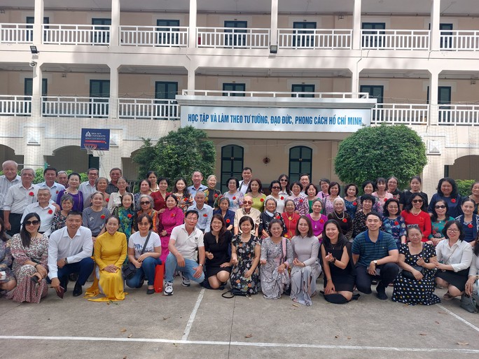 Ngày họp mặt đặc biệt tại ngôi trường gần 150 tuổi - Ảnh 4. Ngày họp mặt đặc biệt tại ngôi trường gần 150 tuổi - Ảnh 4.