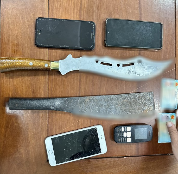 Hành vi đáng ngờ của nhóm thanh niên tại Đà Nẵng trong đêm tối - Ảnh 2.