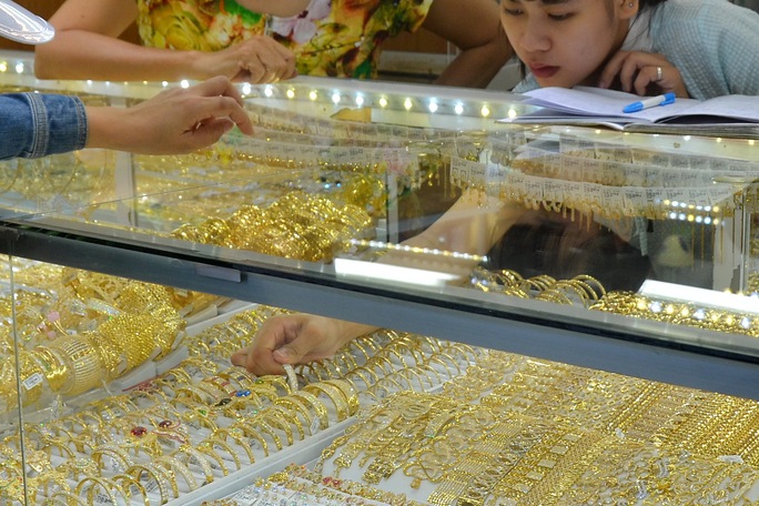 Giá vàng hôm nay 22-11: Vàng thế giới tăng vọt, vượt ngưỡng 2.000 USD/ounce - Ảnh 1.