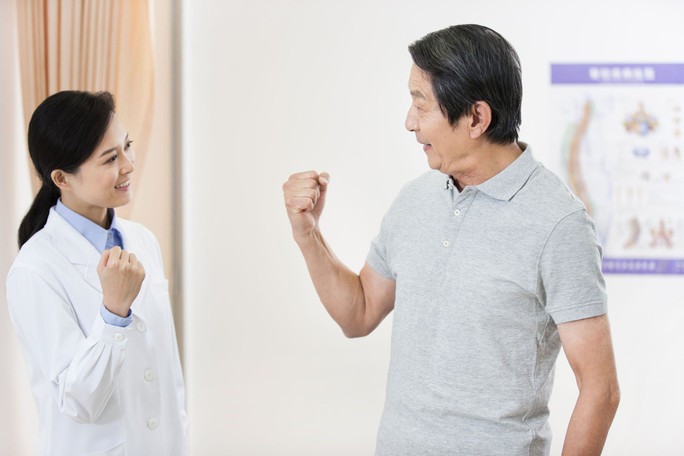 Thời điểm chuyển mùa, vì sao người cao tuổi dễ mắc bệnh hô hấp, nguy cơ diễn tiến nặng và tử vong cao? - Ảnh 2. Thời điểm chuyển mùa, vì sao người cao tuổi dễ mắc bệnh hô hấp, nguy cơ diễn tiến nặng và tử vong cao? - Ảnh 2.