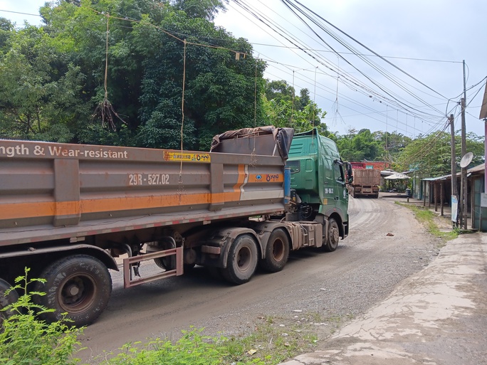 Xe chở quặng bauxite cày nát Quốc lộ 14D: CSGT Quảng Nam nói gì? - Ảnh 8. Xe chở quặng bauxite cày nát Quốc lộ 14D: CSGT Quảng Nam nói gì? - Ảnh 8.