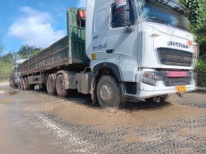Xe chở quặng bauxite cày nát Quốc lộ 14D: CSGT Quảng Nam nói gì? - Ảnh 3. Xe chở quặng bauxite cày nát Quốc lộ 14D: CSGT Quảng Nam nói gì? - Ảnh 3.