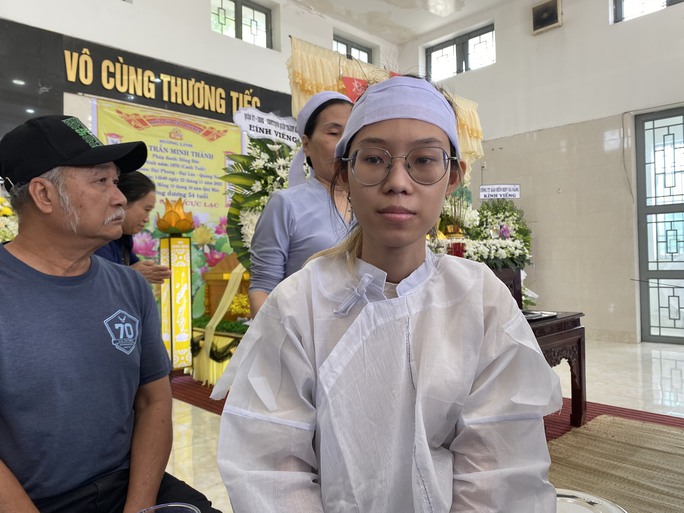 Bảo vệ ngân hàng bị đâm tử vong: Nhận lương mỗi tháng chưa đến 5 triệu đồng - Ảnh 2. Bảo vệ ngân hàng bị đâm tử vong: Nhận lương mỗi tháng chưa đến 5 triệu đồng - Ảnh 2.